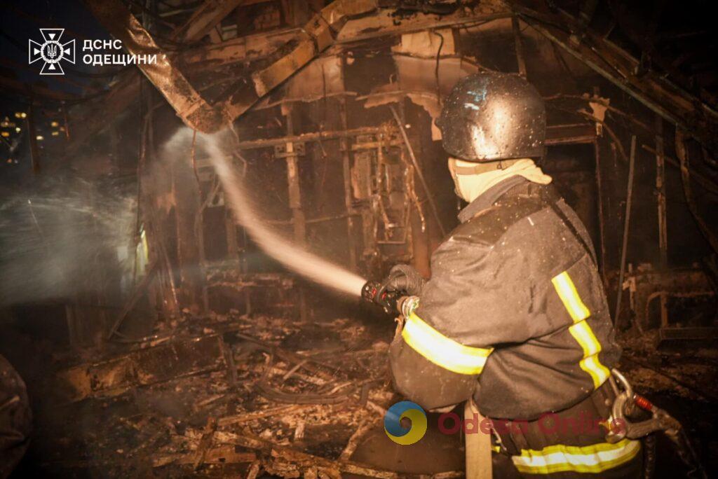 Одеські рятувальники показали, як ліквідовують масштабну пожежу у «Замку Гаррі Поттера» (фото, відео)