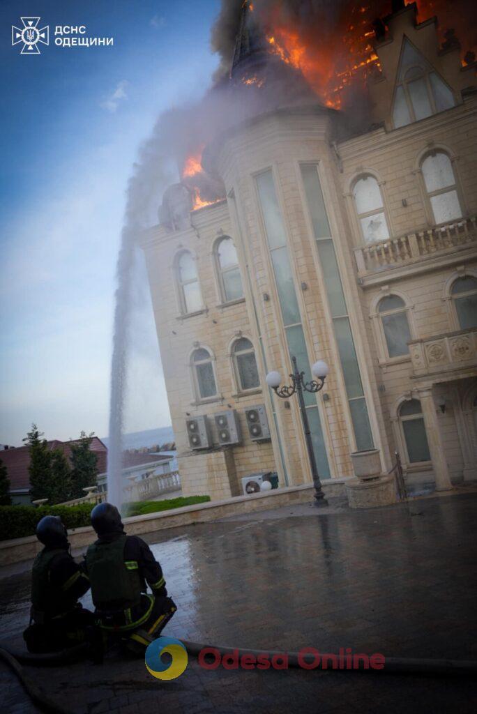 Одесские спасатели показали, как ликвидируют масштабный пожар в «Замке Гарри Поттера» (фото, видео)
