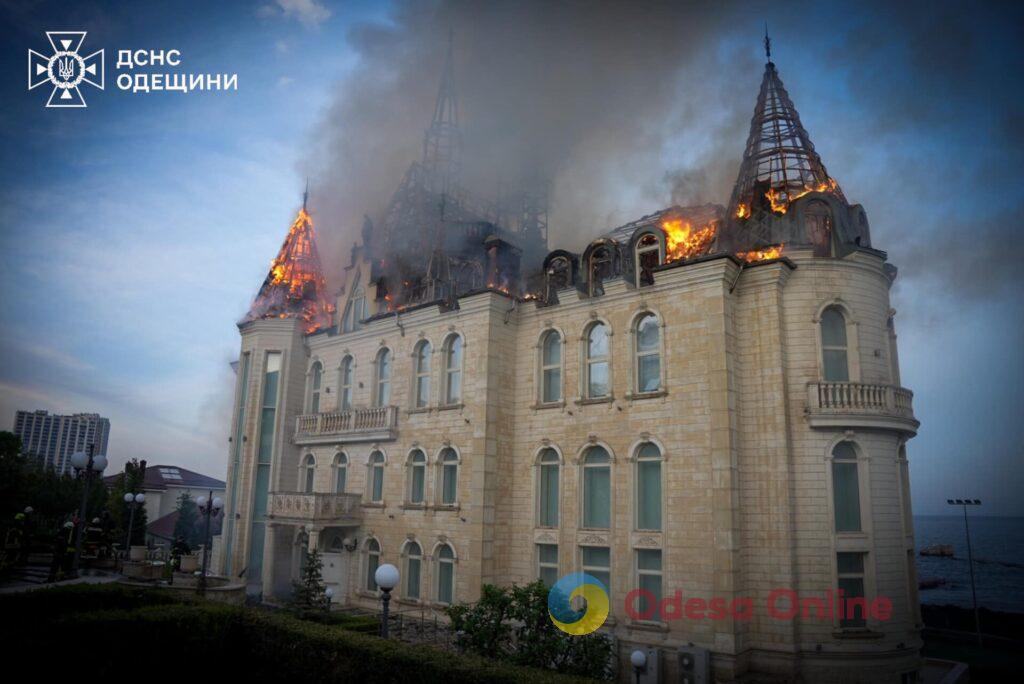 Одеські рятувальники показали, як ліквідовують масштабну пожежу у «Замку Гаррі Поттера» (фото, відео)