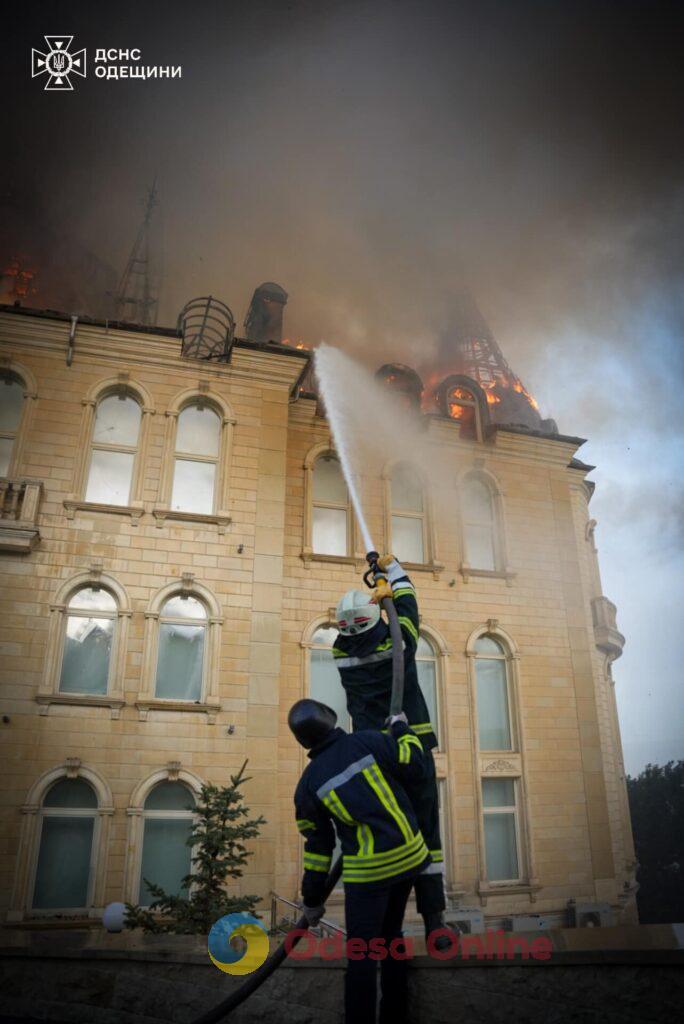 Одеські рятувальники показали, як ліквідовують масштабну пожежу у «Замку Гаррі Поттера» (фото, відео)