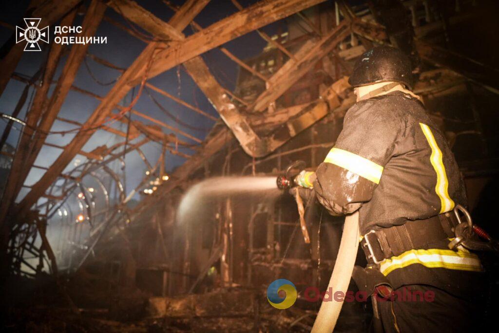 Одеські рятувальники показали, як ліквідовують масштабну пожежу у «Замку Гаррі Поттера» (фото, відео)