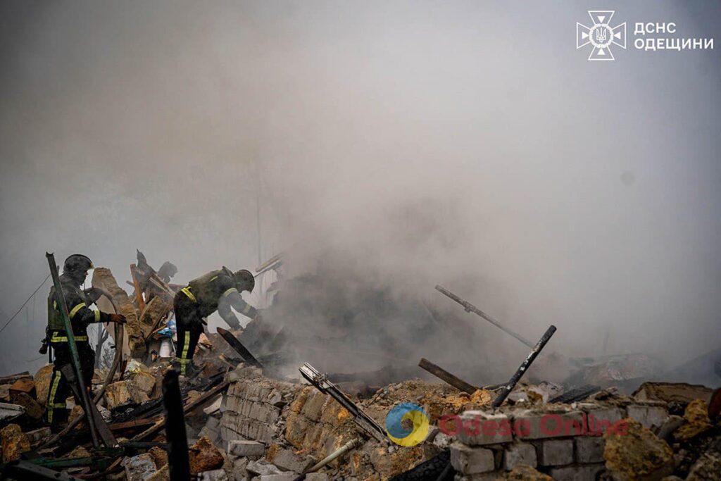 Рятувальники показали, як гасили пожежу після авіаудару по Одесі