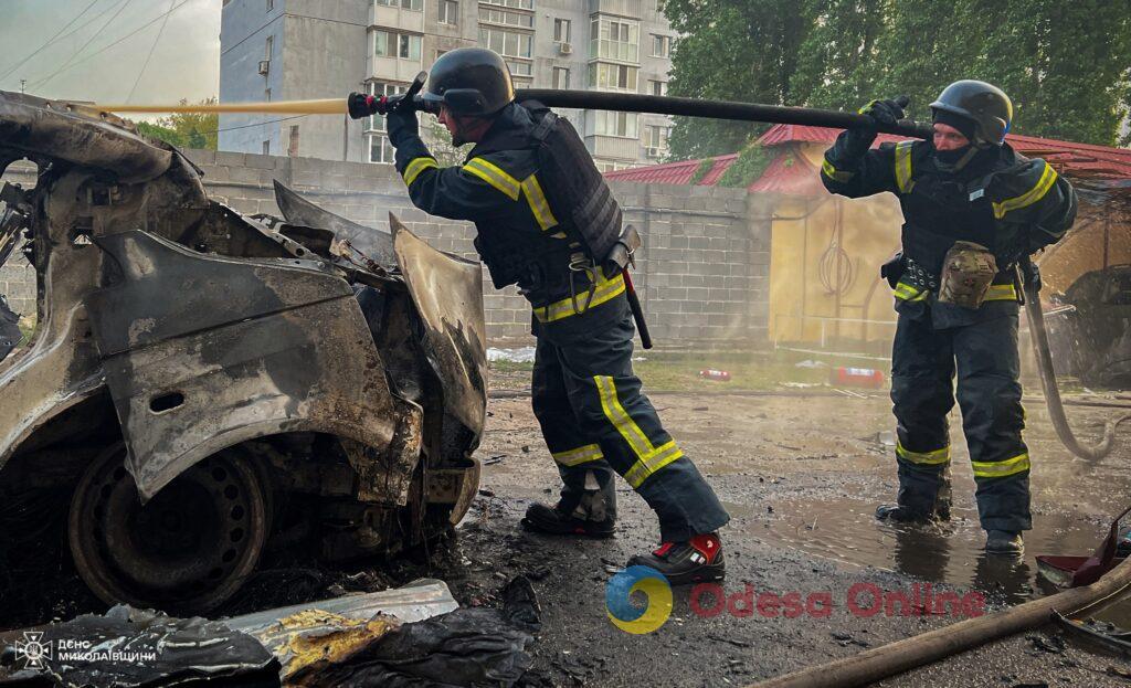 В Николаеве во время тушения пожара произошел взрыв: пострадали пятеро спасателей (фото)