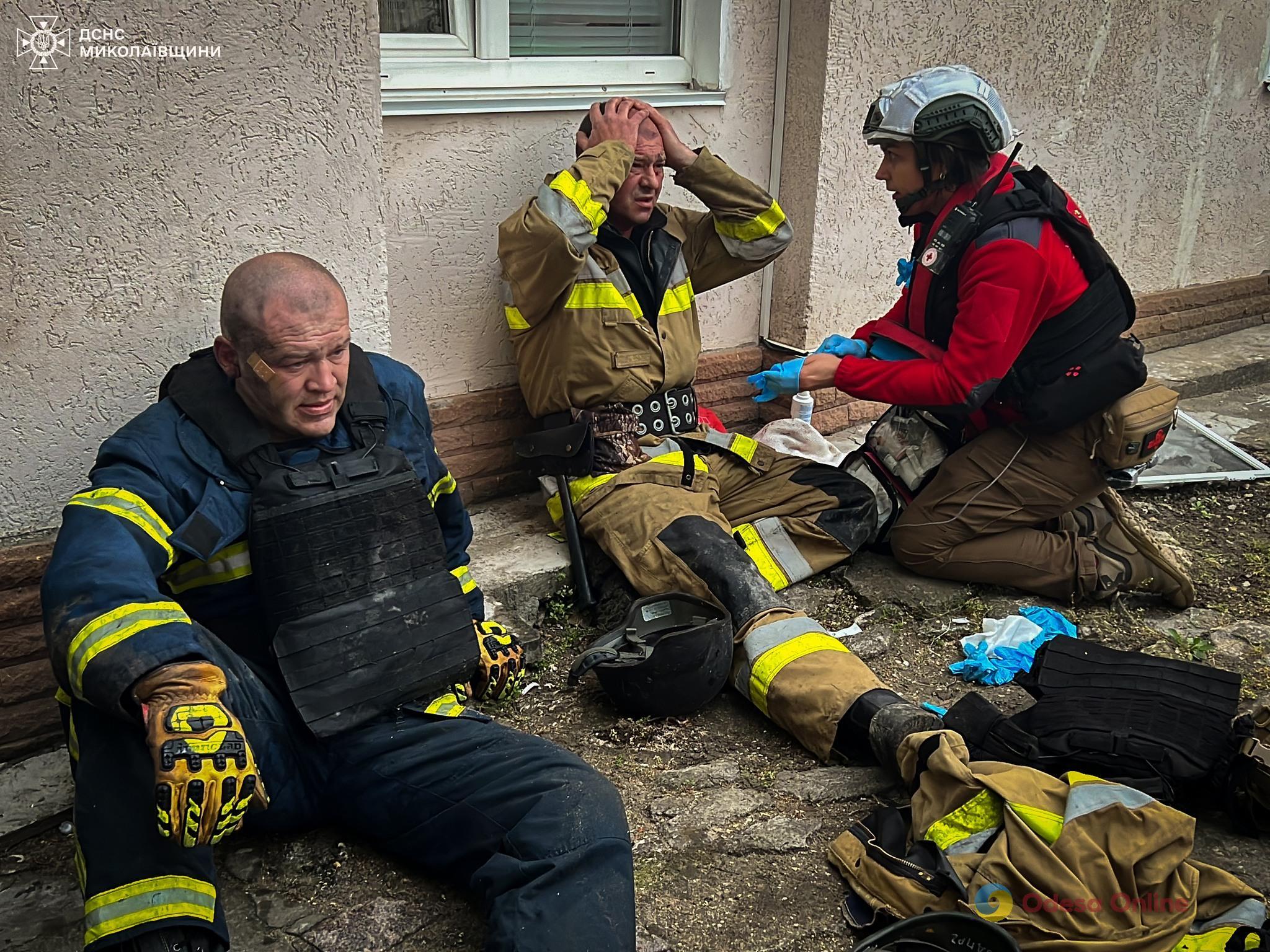 В Николаеве во время тушения пожара произошел взрыв: пострадали пятеро спасателей (фото)