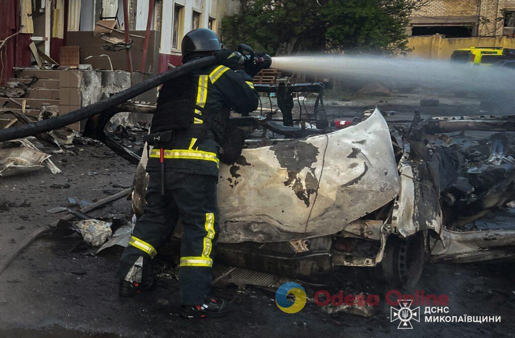 У Миколаєві під час гасіння пожежі стався вибух: постраждало п’ятеро рятувальників (фото, відео)