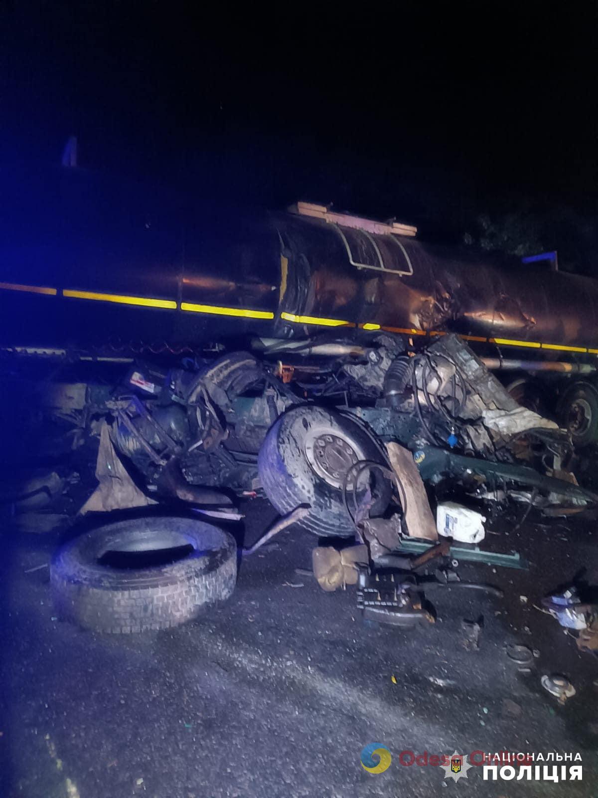 Через зіткнення двох вантажівок на трасі Одеса-Рені загинув один з водіїв