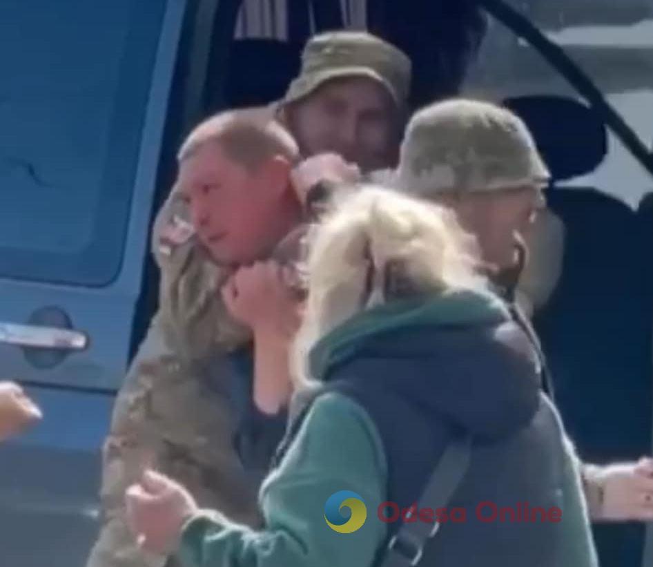 В Одеському обласному ТЦК прокоментували відео, на якому люди в камуфляжі заштовхували чоловіка у мікроавтобус