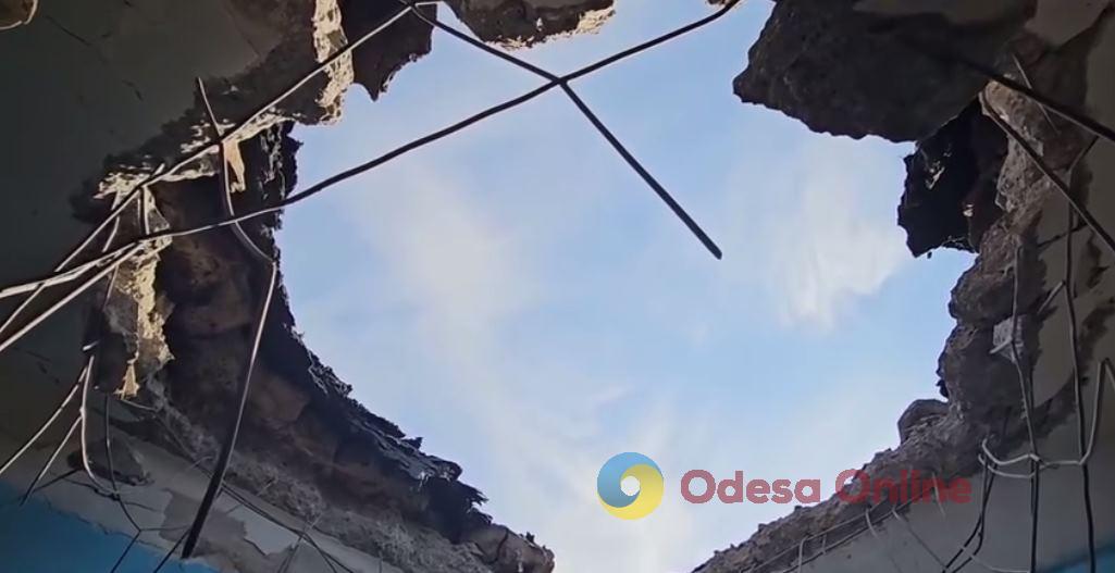 У Херсоні показали наслідки російського обстрілу Дніпровського району міста (відео)