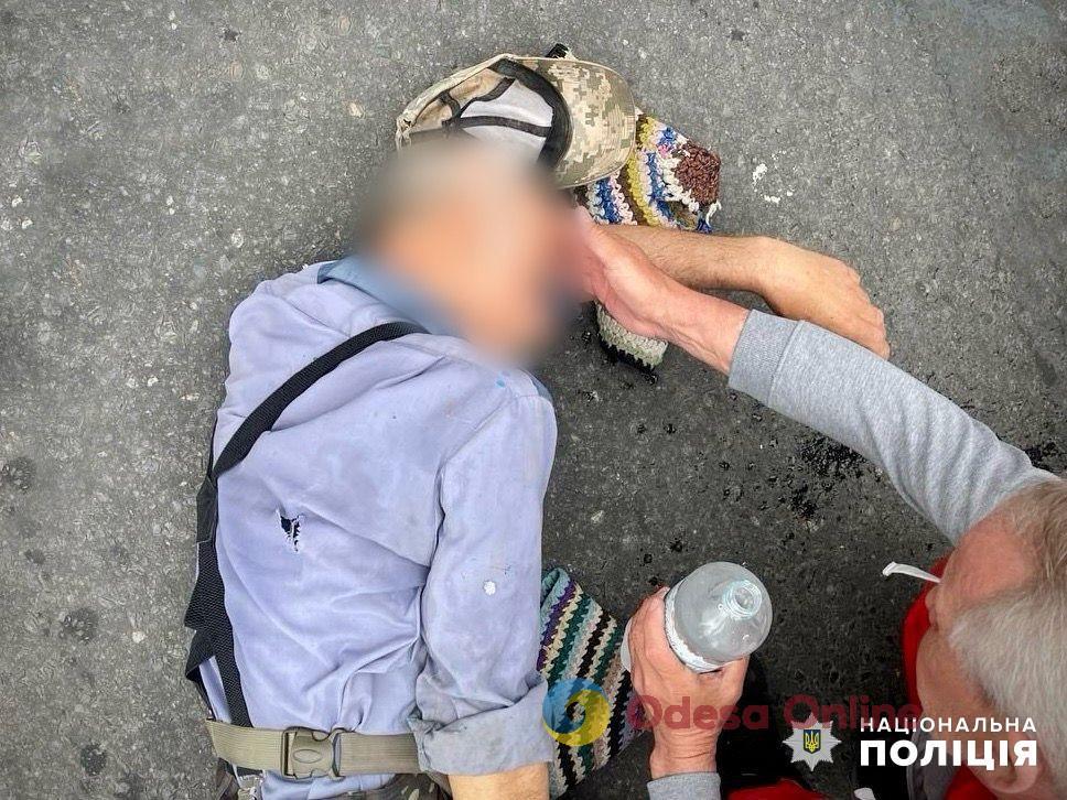 Одесские участковые во время патрулирования спасли пожилого водителя