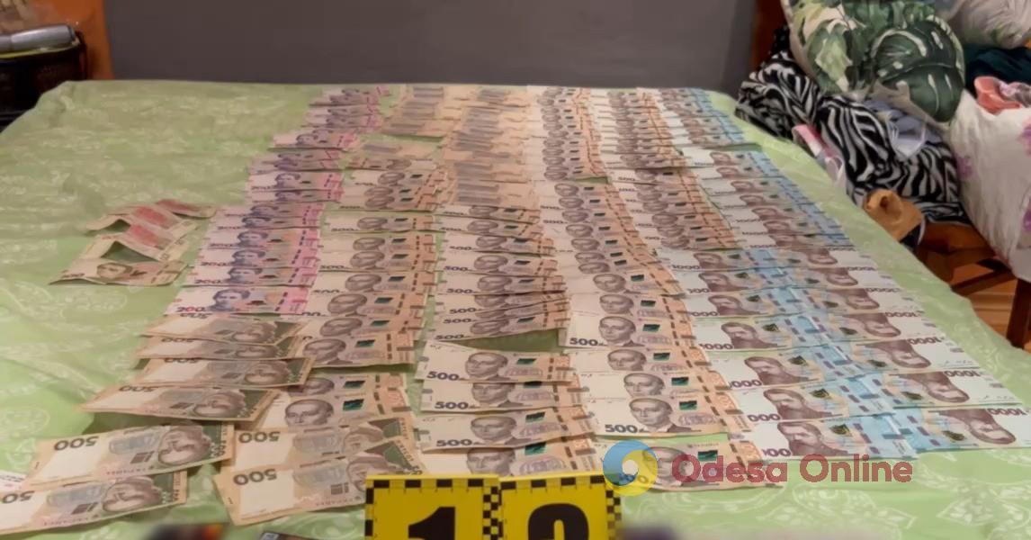 «Сняла порчу» на семь тысяч долларов и 19 тысяч гривен: в Одессе задержали мошенницу