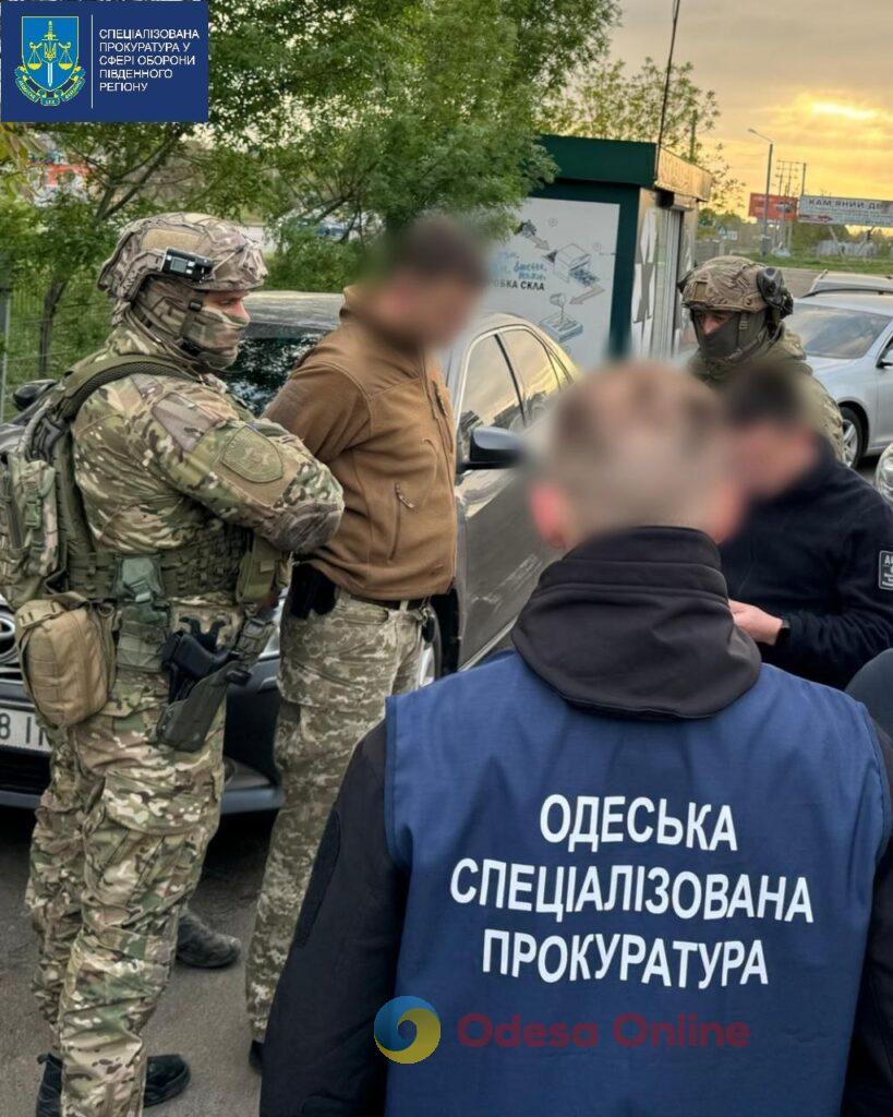 Одесский пограничник попался на взятке в девять тысяч долларов