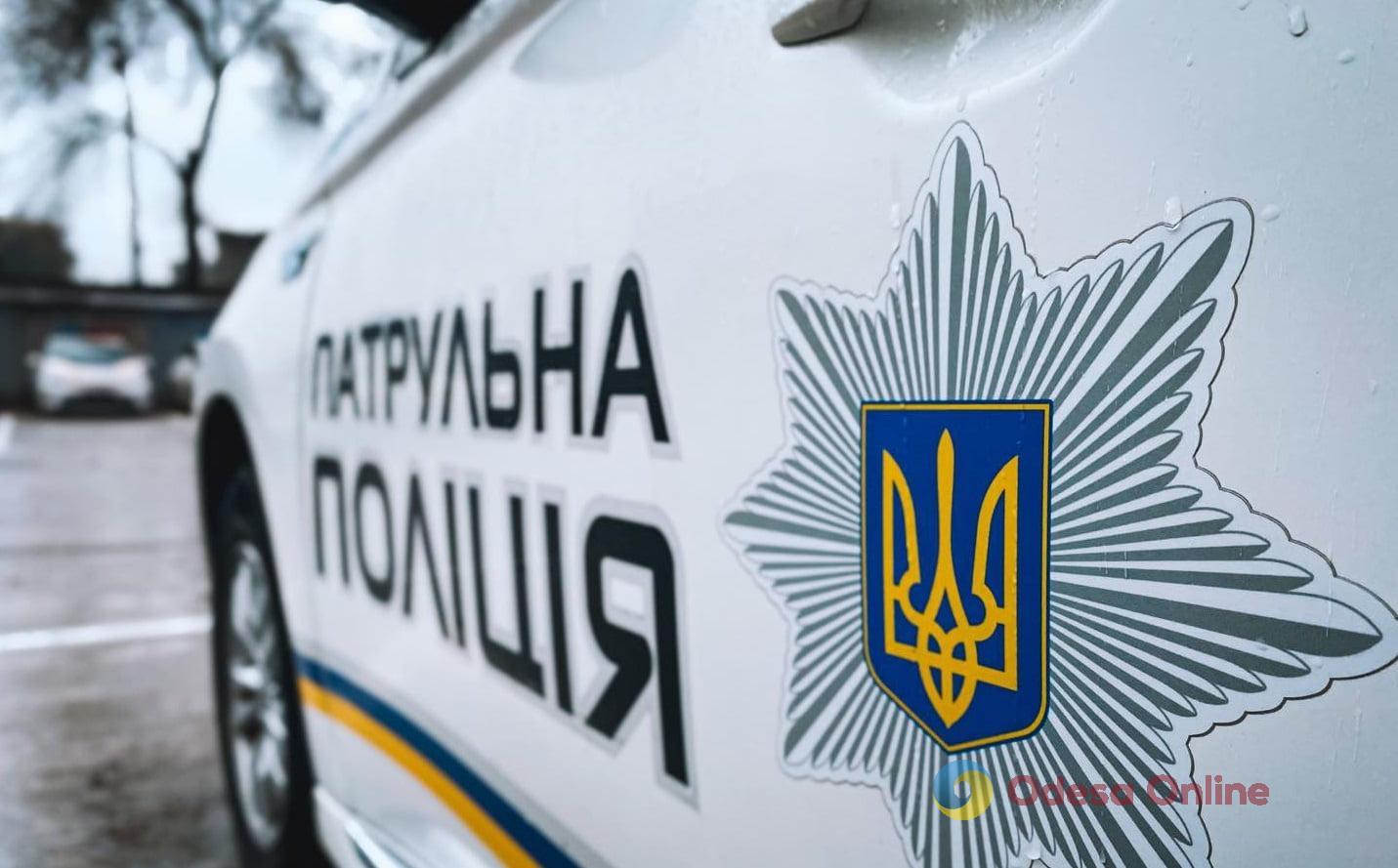 Одесские патрульные задержали женщину, которая украла у таксиста телефон