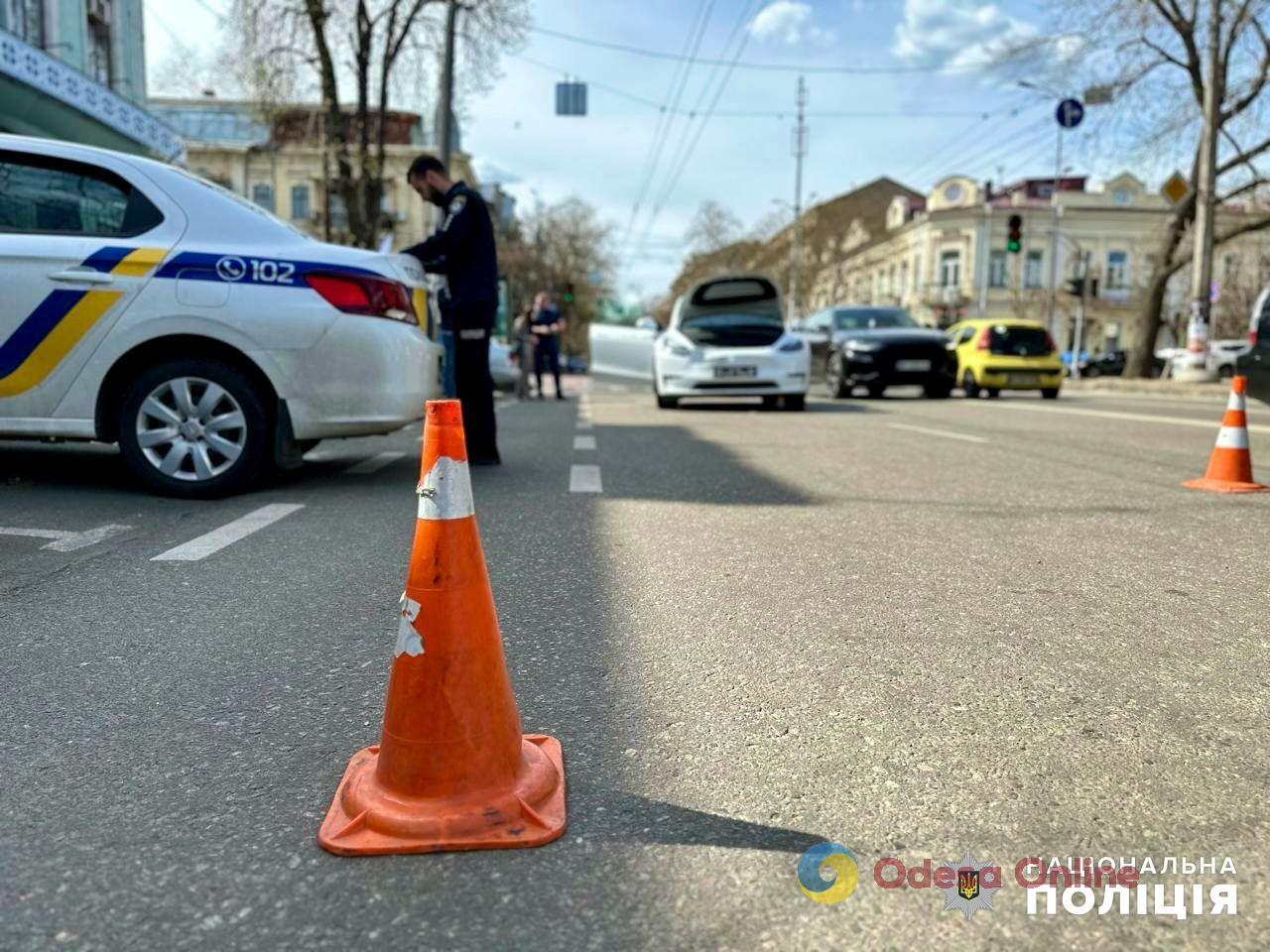 В центре Одессы Tesla сбила женщину — пострадавшая в коме