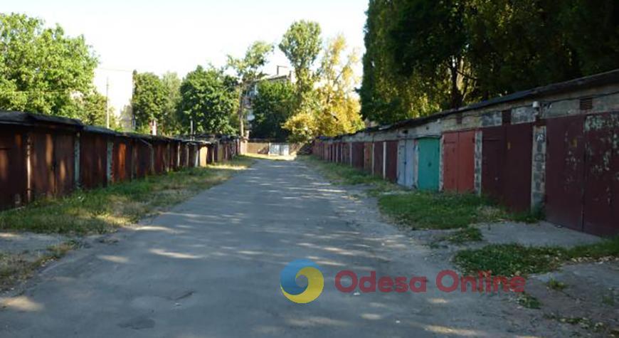 Чорноморськ: у замкненому гаражі виявили труп