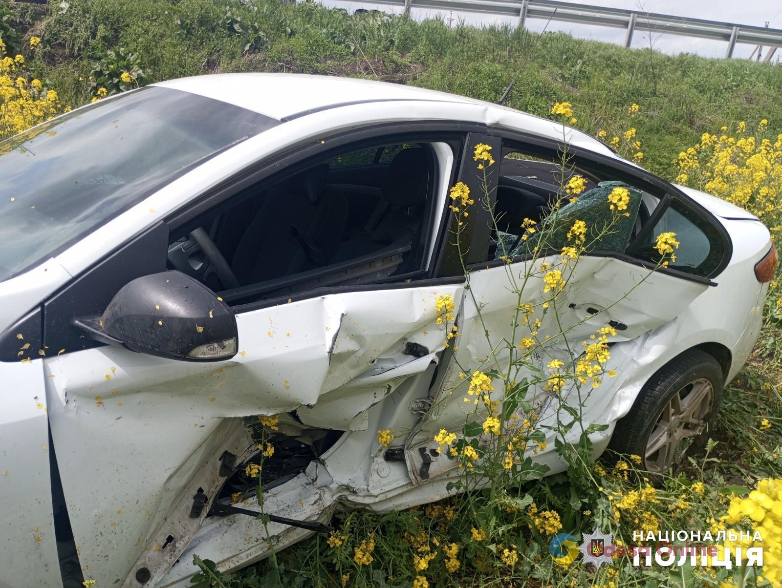 На Одещині автівка вилетіла в кювет: постраждали пасажири
