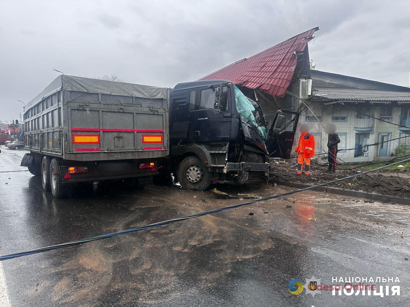 На трассе Одесса-Белгород-Днестровский-Монаши грузовик врезался в столб электросети – водитель в больнице
