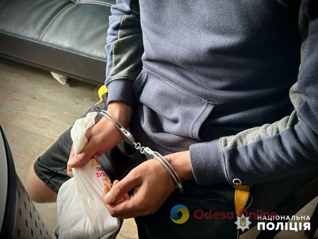 В Одессе грабитель посреди дня напал на прохожего и отобрал деньги и документы