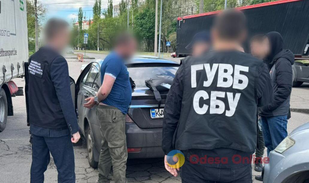Житель Николаева представился сотрудником СБУ, чтобы получить взятку