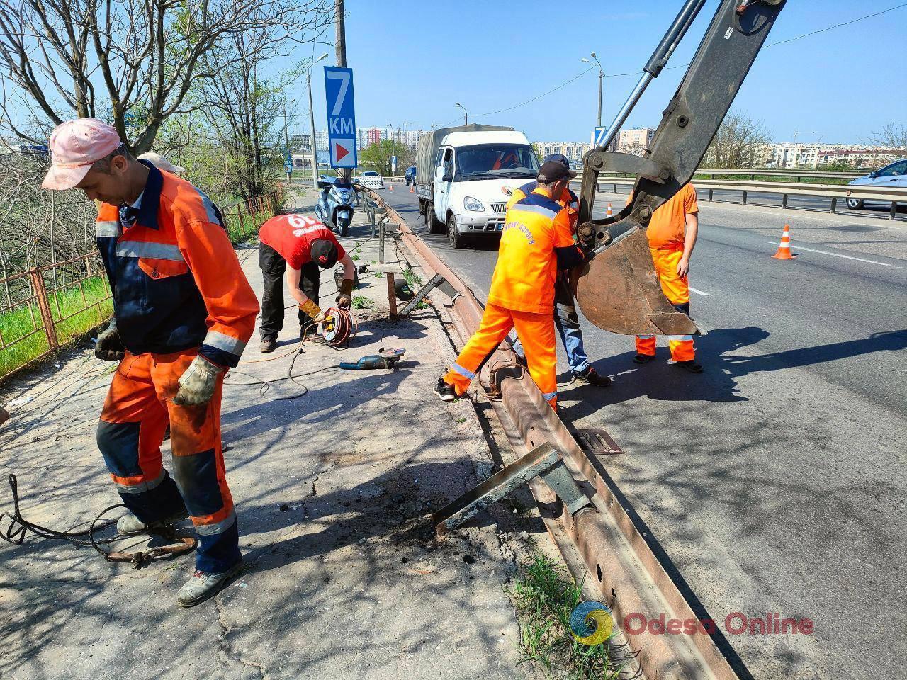 Одесские коммунальщики отремонтировали колесоотбойник на Овидиопольском путепроводе