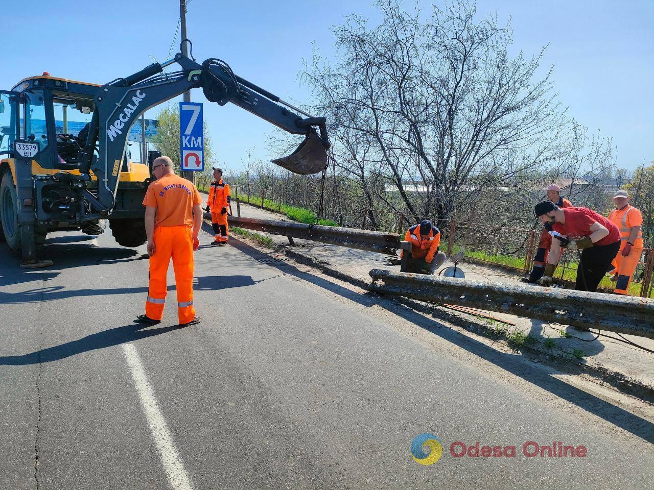 Одесские коммунальщики отремонтировали колесоотбойник на Овидиопольском путепроводе