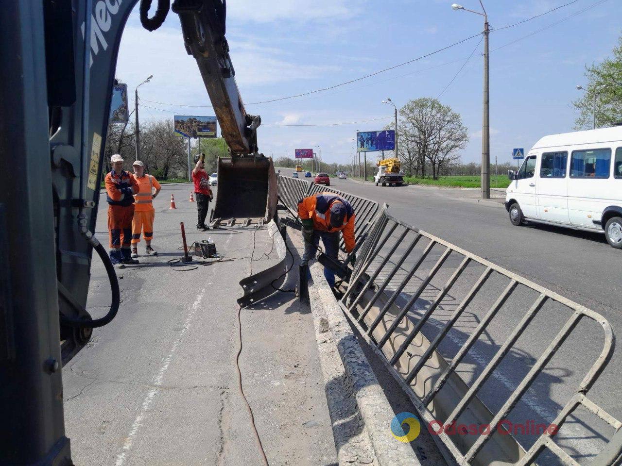 Одесские коммунальщики отремонтировали колесоотбойник на Овидиопольском путепроводе