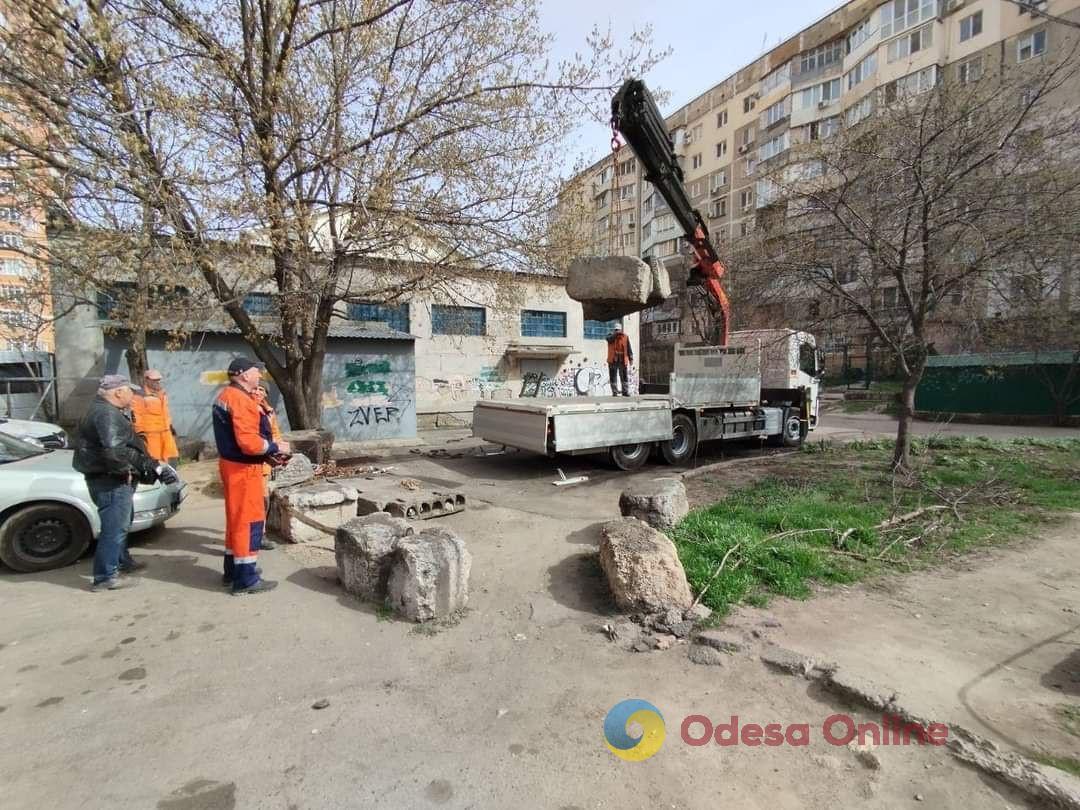 В Одесі активно демонтують незаконні юніпаркери