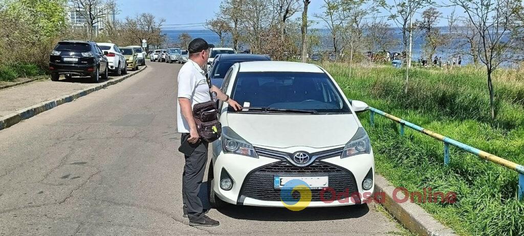 Інспектори з паркування почали штрафувати порушників на одеському узбережжі (фото)