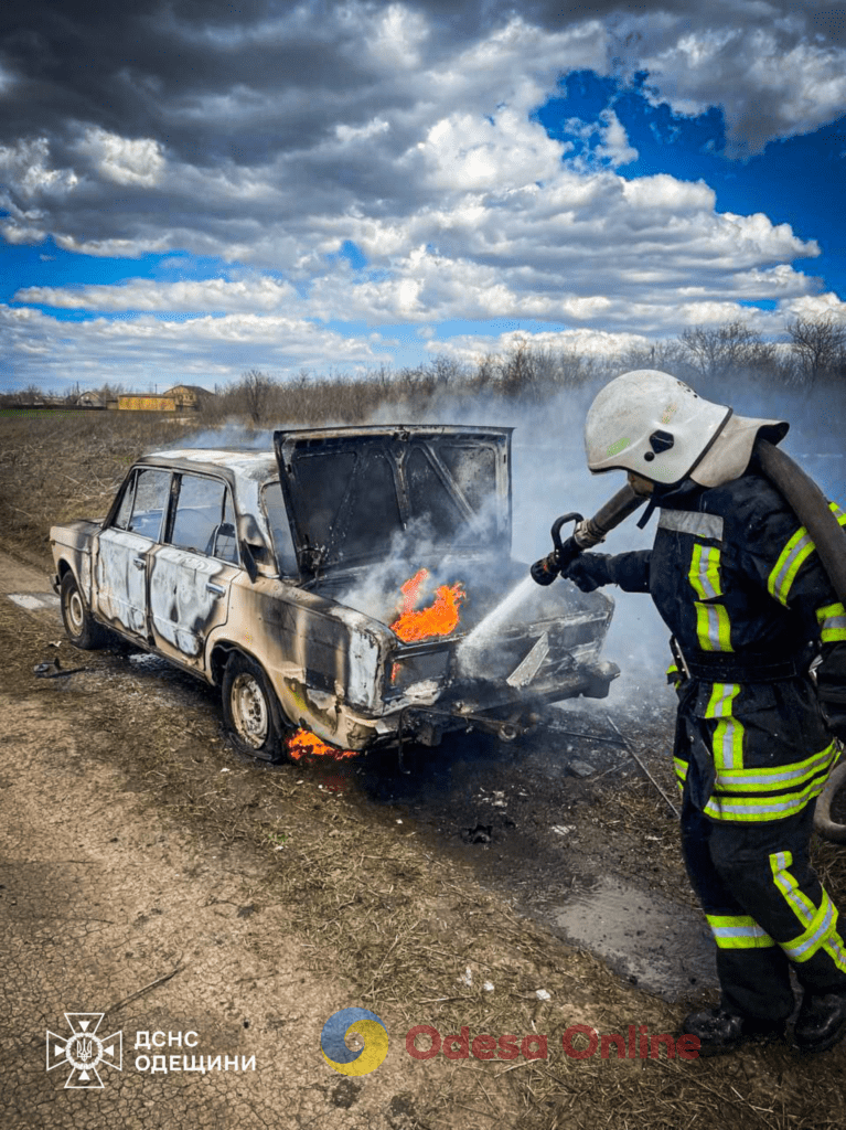 В Одесской области тушили автомобиль