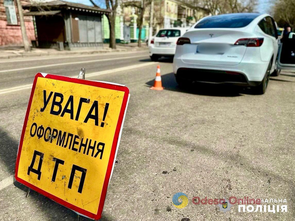 У центрі Одеси Tesla збила жінку – постраждала у комі