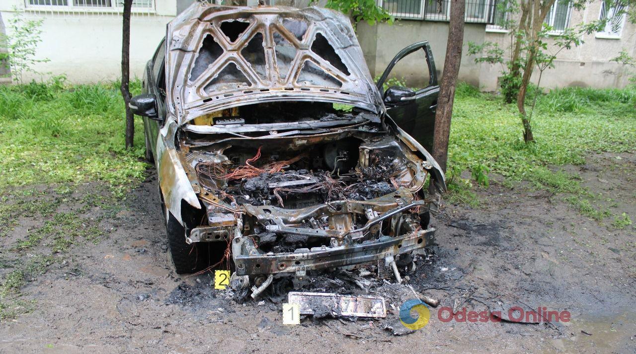 В Одесі підліток спалив авто коктейлем Молотова, доки його друг знімав це на телефон