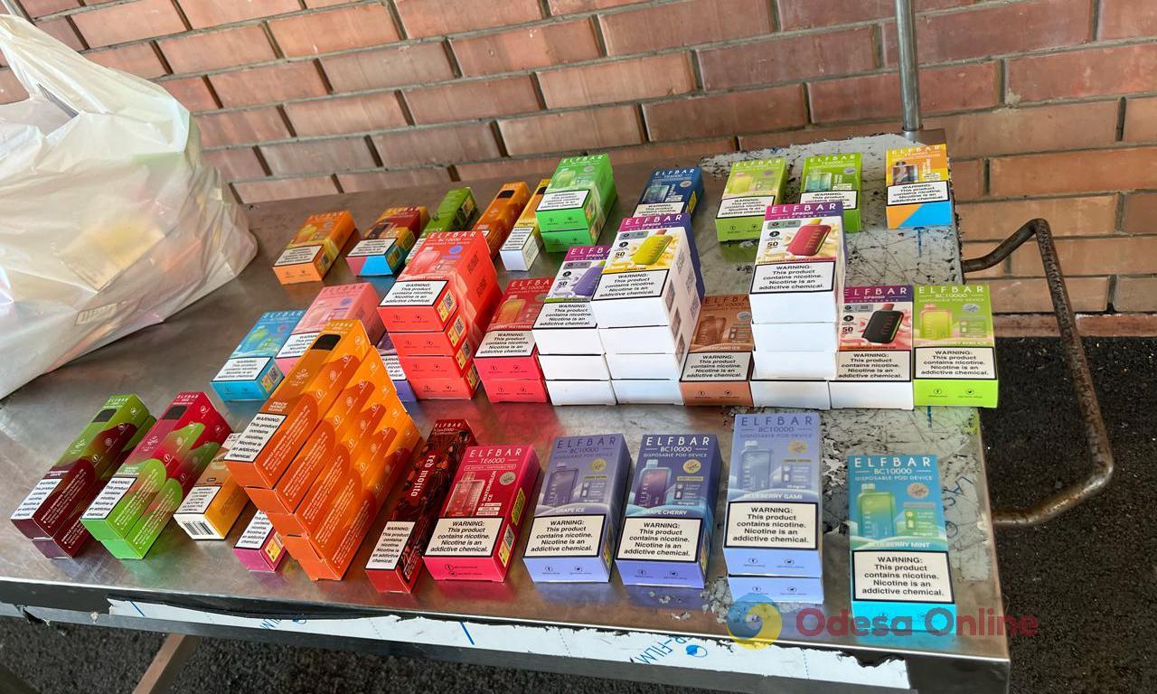 На Одещині на кордоні затримали партію електронних цигарок