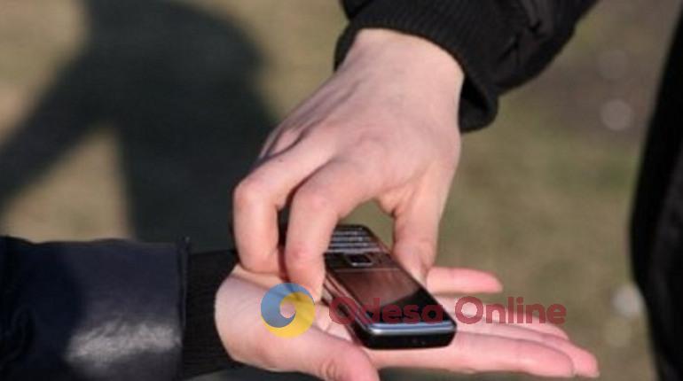 В Одессе мошенник отобрал у доверчивых горожан пять телефонов