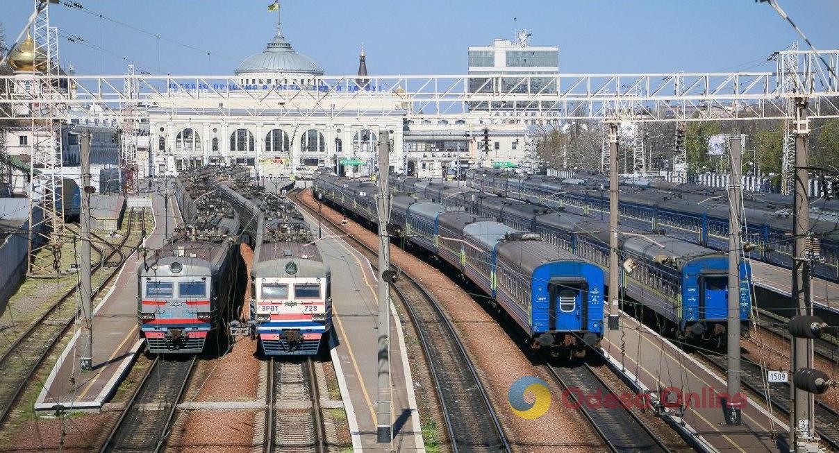 Через ранковий ракетний удар по Одесі затримуються вісім потягів