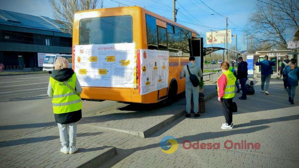 Ракетний удар по Одесі: у постраждалому районі підраховують биті вікна