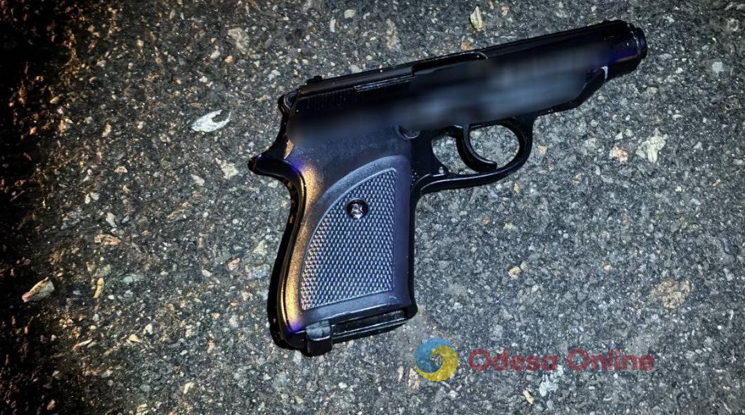 В Одессе вооруженные пистолетом мужчина и женщина ограбили прохожего