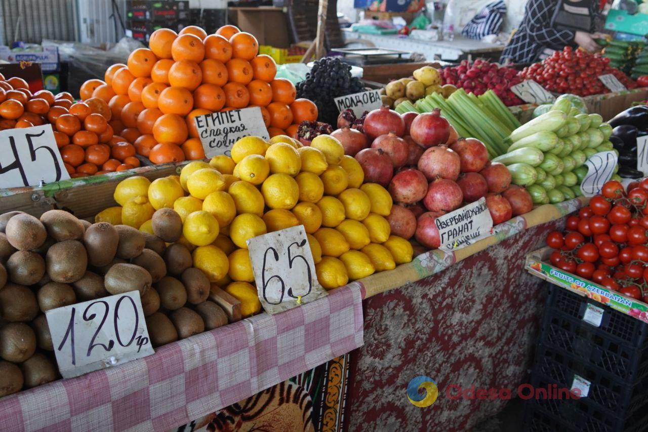 Полуниця, молода картопля та антрекот: суботні ціни на одеському Привозі