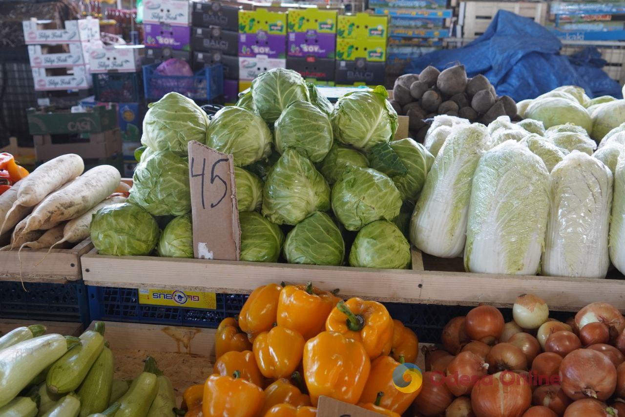 Полуниця, молода картопля та антрекот: суботні ціни на одеському Привозі