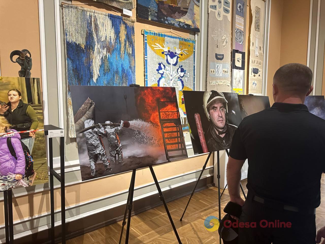 В Одессе открыли выставку фотографий, сделанных спасателями при ликвидации последствий российских обстрелов