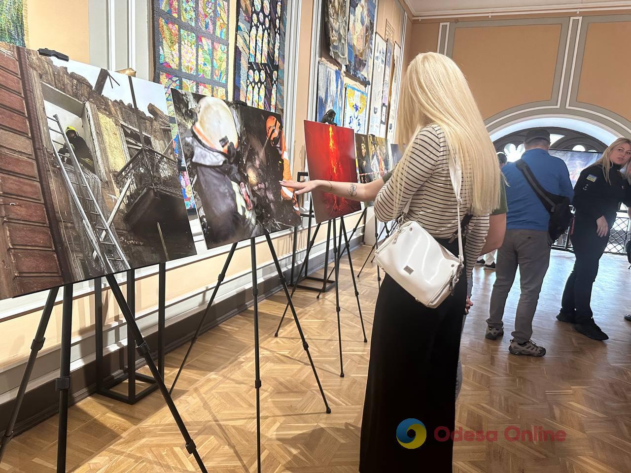 В Одесі відкрили виставку фотографій, зроблених рятувальниками під час ліквідації наслідків російських обстрілів (фоторепортаж)
