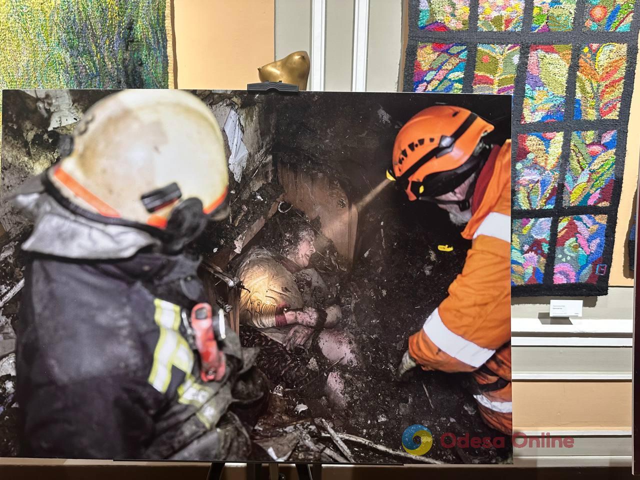В Одесі відкрили виставку фотографій, зроблених рятувальниками під час ліквідації наслідків російських обстрілів (фоторепортаж)