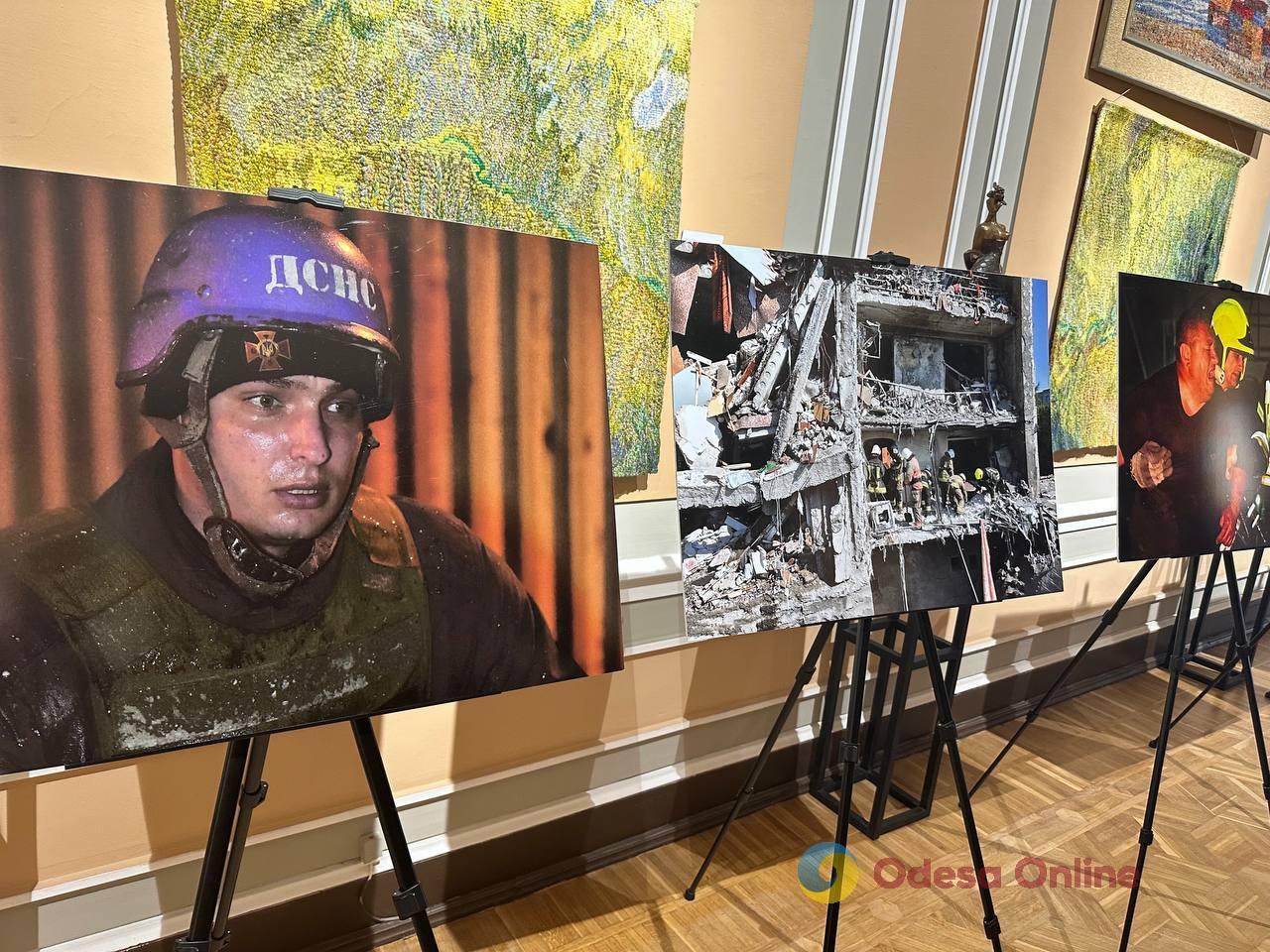 В Одессе открыли выставку фотографий, сделанных спасателями при ликвидации последствий российских обстрелов