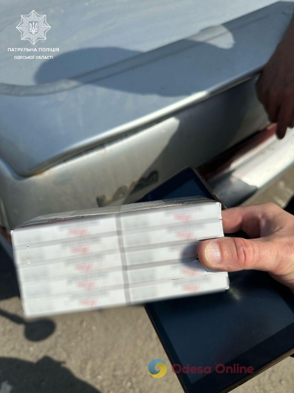 Одеські патрульні зупинили авто з трьома тисячами пачок безакцизних цигарок