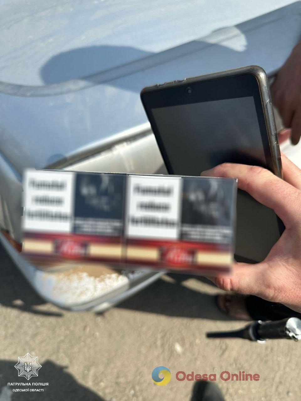 Одесские патрульные остановили авто с тремя тысячами пачек безакцизных сигарет