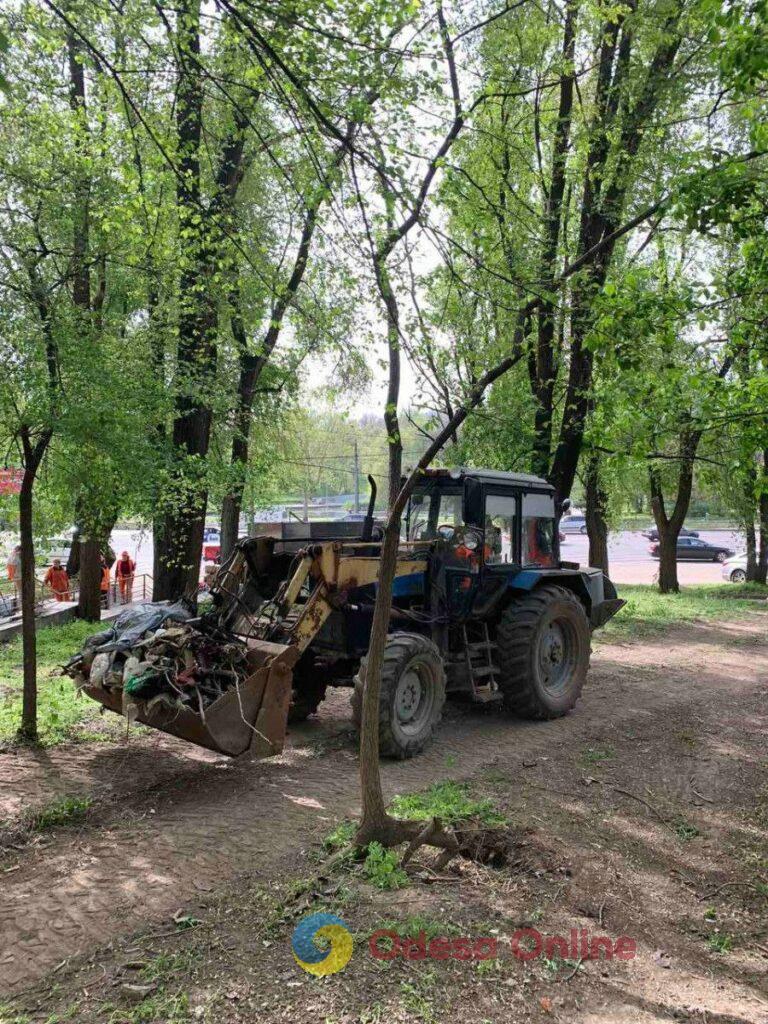 Одеські комунальники почистили Курсантські сходи: вивезли 10 самоскидів сміття (фото)