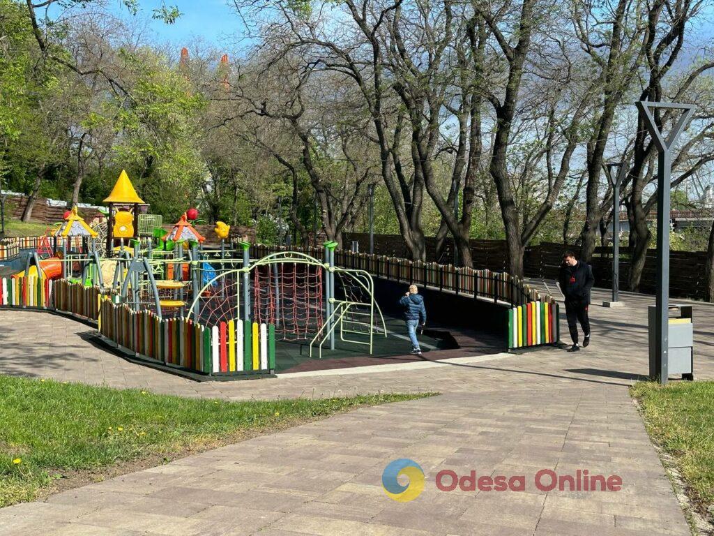 В Одессе открыли для людей Потемкинскую лестницу, Стамбульский и Греческий парки (фоторепортаж)