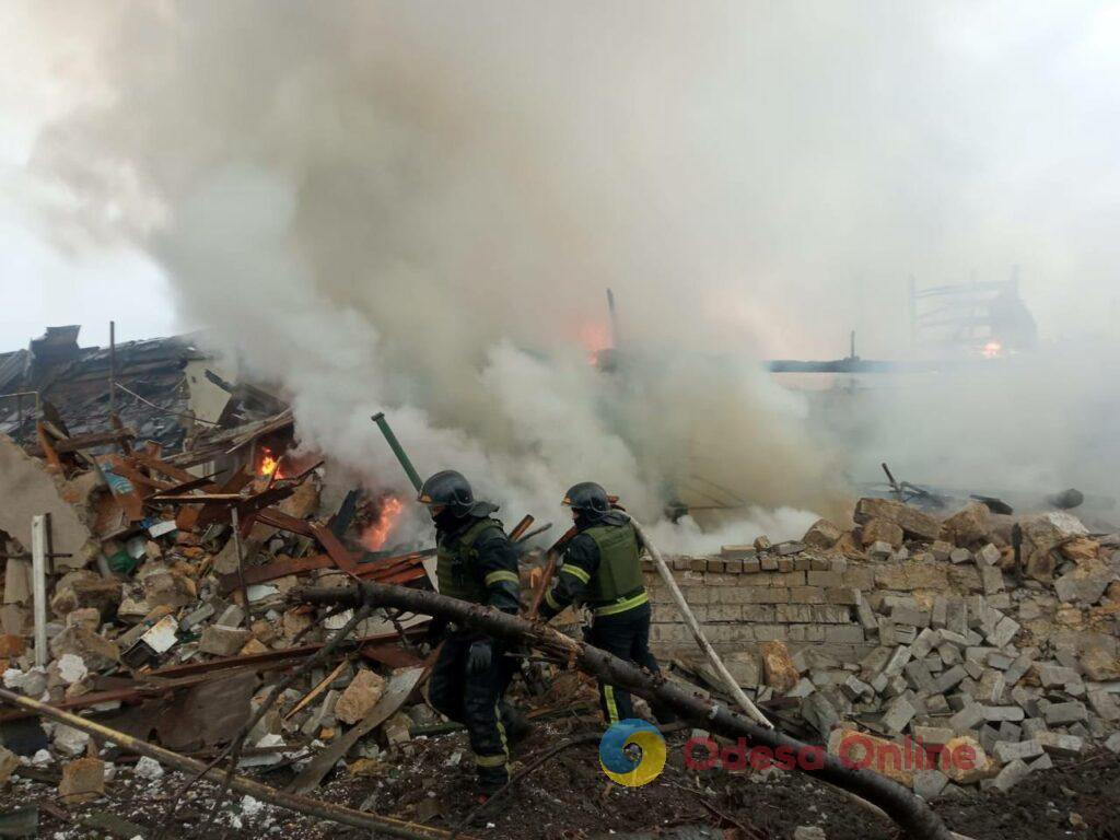 Россияне нанесли ракетный удар по Одессе: разрушены жилые дома, есть пострадавшие (фото)
