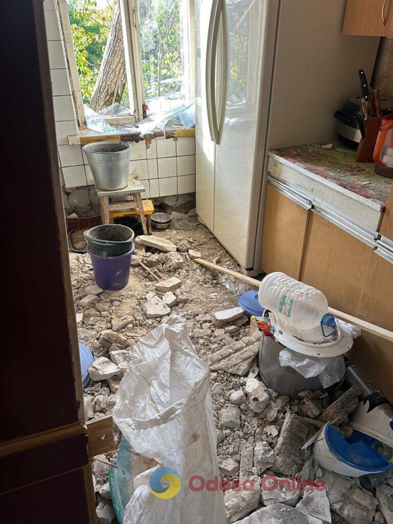 Последствия «прилета» по Одесской области: выбитые окна, поврежденные крыши домов, воронка посреди двора (фоторепортаж)