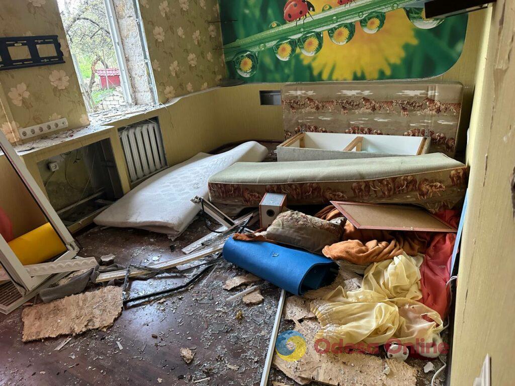 Последствия «прилета» по Одесской области: выбитые окна, поврежденные крыши домов, воронка посреди двора (фоторепортаж)
