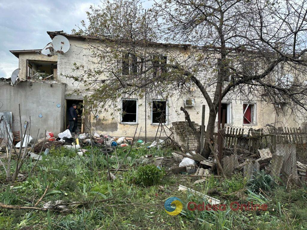 Наслідки «прильоту» по Одещині: вибиті вікна, пошкоджені дахи будинків, вирва посеред двору (фоторепортаж)