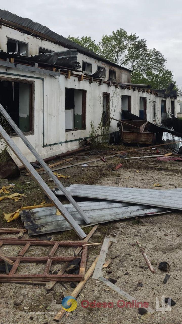 Внаслідок чергової нічної атаки РФ є влучання по території фермерського господарства на Одещині